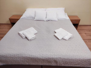 Apartament Pod Lasem, Police